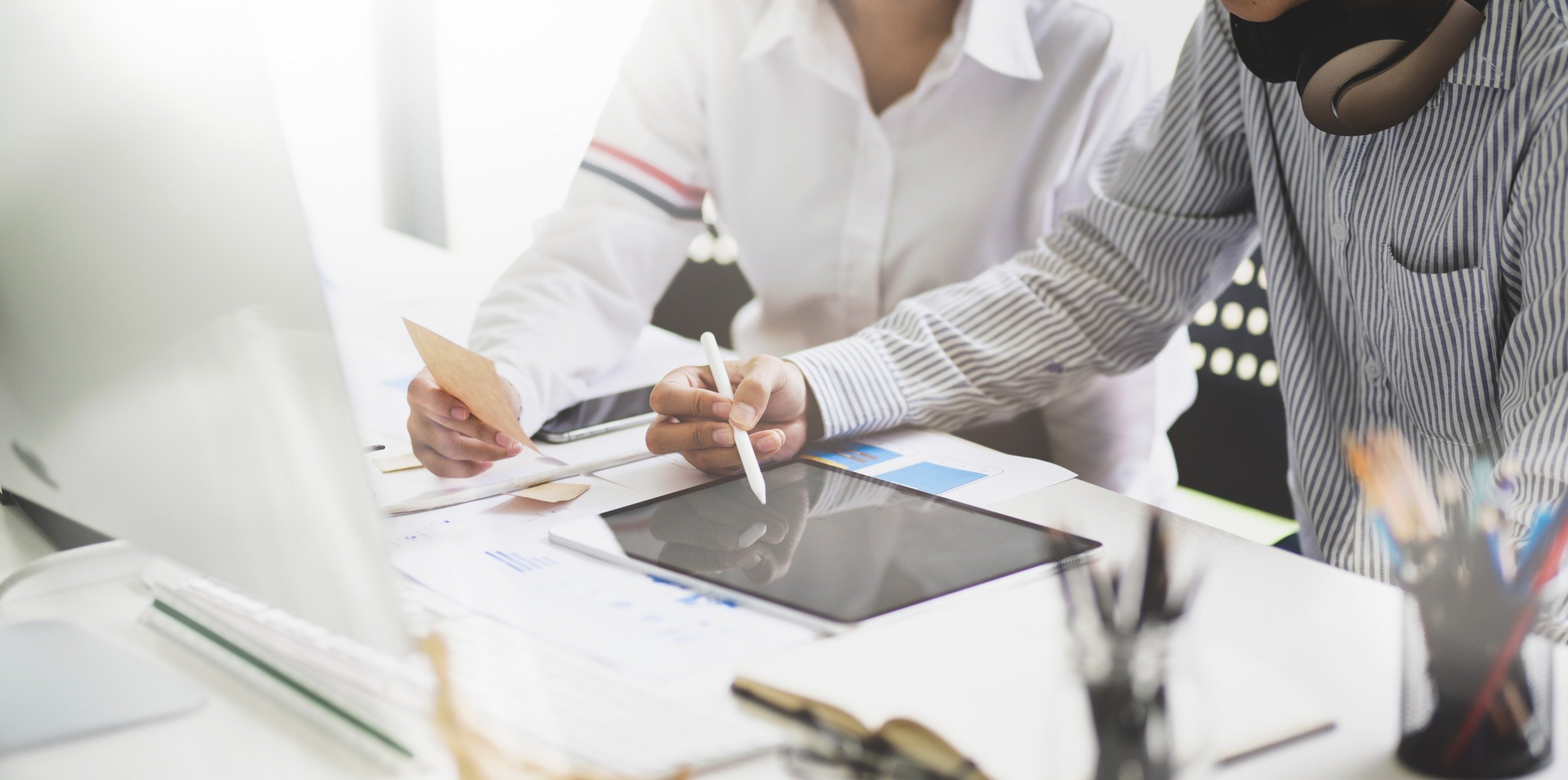 person using a tablet computer 3740248 scaled